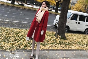 大紅色大衣配什么顏色圍巾好看？六種搭配溫暖冬季