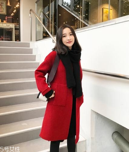 大紅色大衣配什么顏色圍巾好看？六種搭配溫暖冬季