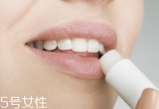 潤唇膏吃了會中毒嗎？劑量小不會有事