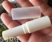 潤唇膏要怎么清潔？用前刮掉一層