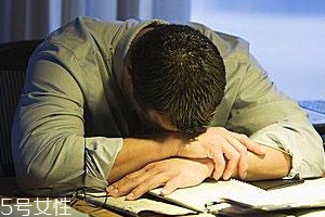 熬夜有哪些風(fēng)險(xiǎn)？小心造成慢性自殺