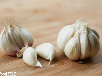 吃大蒜對腎有好處嗎？大蒜泡酒可補(bǔ)腎