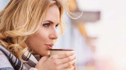 哪些病癥不能多喝熱水？這三類人絕對(duì)不能喝熱水