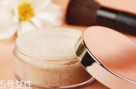 散粉取粉用什么好？粉撲和化妝刷要配合使用