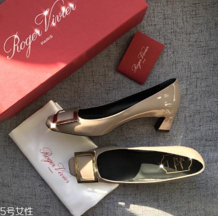 roger vivier是哪個國家的牌子？方扣鞋里的經(jīng)典之作