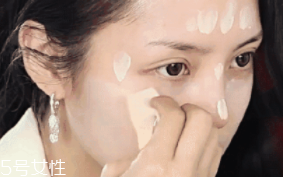 妝前乳主要成分是什么？是硅靈讓臉滑滑的