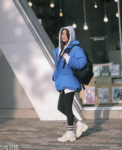 藍色羽絨服怎么搭配？打破冬日的沉悶感