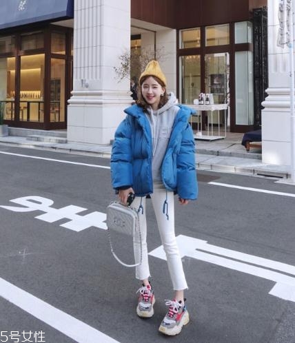 藍色羽絨服怎么搭配？打破冬日的沉悶感