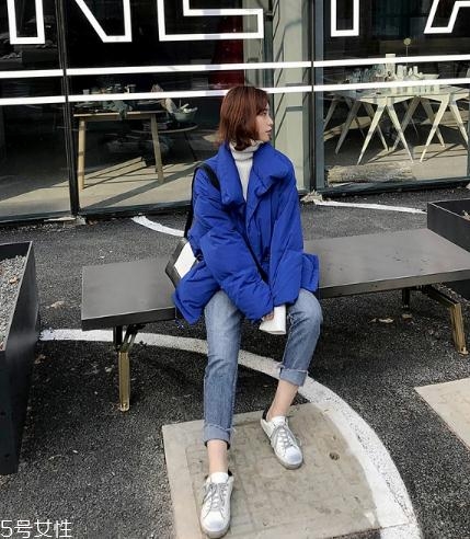 藍色羽絨服怎么搭配？打破冬日的沉悶感