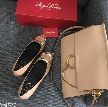 roger vivier鞋子磨腳嗎？時尚界人手一雙的方扣鞋