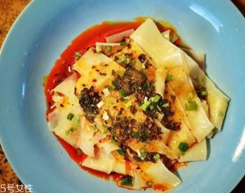 阿寬紅油面皮泡不爛 里面含有膠？