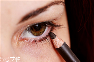 初學者怎么畫眼線好？教你如何正確畫完整眼妝