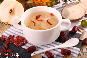 冰糖雪梨梨子能吃嗎？梨和什么一起煮著吃最好？