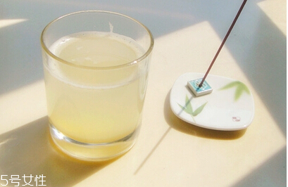 煮梨水要去皮嗎？喝梨水的好處