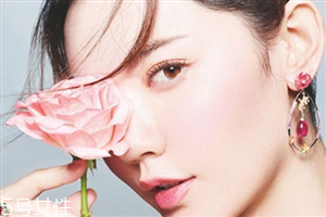 適合畫桃花妝的眼影有哪些？單眼皮桃花妝畫法步驟