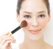 腮紅先還是散粉先？粉狀腮紅用在散粉之后