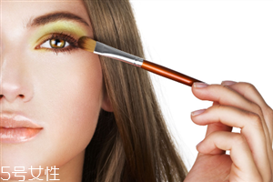 眼影怎么畫會自然好看？眼影顏色這樣搭配最好看