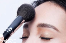 蜜粉可以用在唇部嗎？蜜粉可打造霧面雙唇