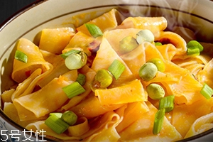 阿寬四川鋪蓋面煮還是拌？來看看鋪蓋面食用方法