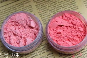 胭脂粉和腮紅膏哪個更好上色？胭脂粉適合油皮