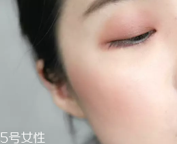 胭脂粉和腮紅膏哪個更好上色？胭脂粉適合油皮