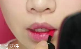 唇膏怎么涂出豐唇？唇中點(diǎn)珠光