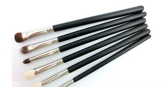 眼影刷和眼影棒哪個(gè)值得買？眼影刷水貂毛最好
