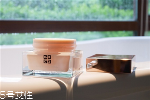紀(jì)梵希少女面霜適合多大年齡？還你一個(gè)少女肌