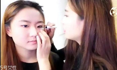 內雙怎么畫眼線？內雙眼皮畫眼妝技巧
