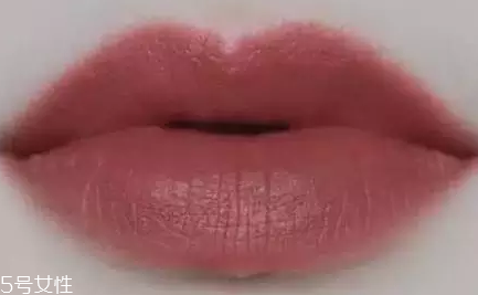 唇膏出水是變質(zhì)了嗎？只是高溫熱出汗