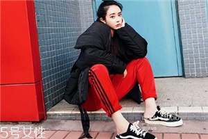紅色褲子配什么顏色上衣？搭配對(duì)顏色才不會(huì)俗氣