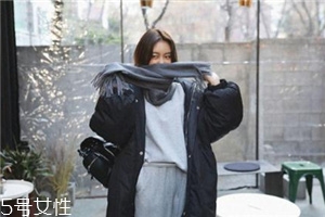 灰色圍巾配什么顏色的衣服好看？來跟著街拍達人學學
