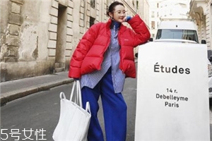 紅色羽絨服搭配什么鞋子？鞋子搭配也是關(guān)鍵