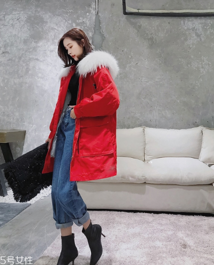 紅色羽絨服搭配什么鞋子？鞋子搭配也是關(guān)鍵