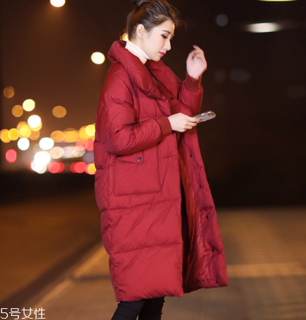 紅色羽絨服里面穿什么？保暖時尚兩不誤