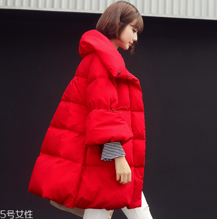 紅色羽絨服里面穿什么？保暖時尚兩不誤