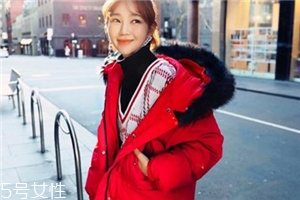 紅色羽絨服里面穿什么？保暖時尚兩不誤