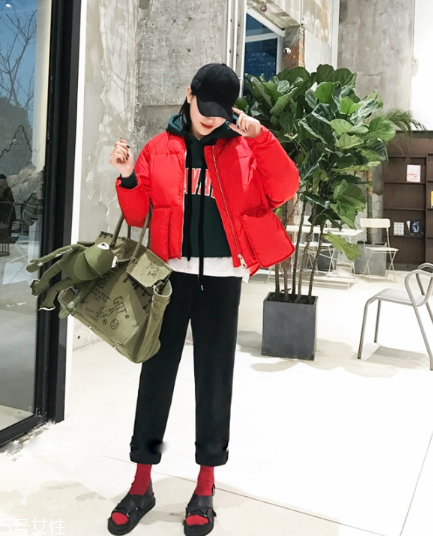 紅色羽絨服里面穿什么？保暖時尚兩不誤