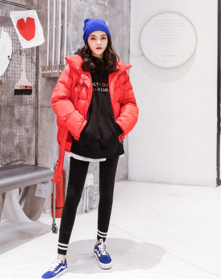 紅色羽絨服里面穿什么？保暖時尚兩不誤