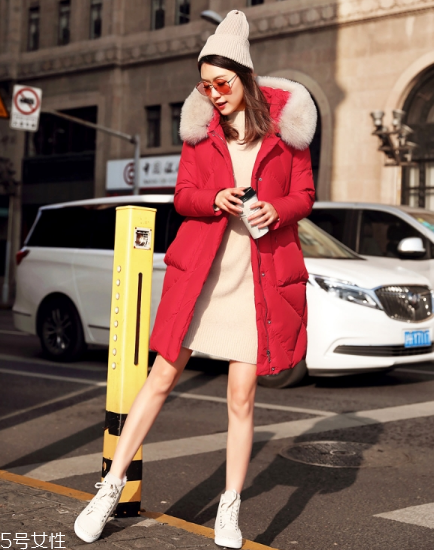 紅色羽絨服里面穿什么？保暖時尚兩不誤