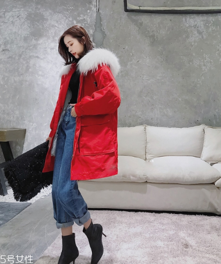 紅色羽絨服搭配什么褲子？四種混搭讓你潮范兒十足