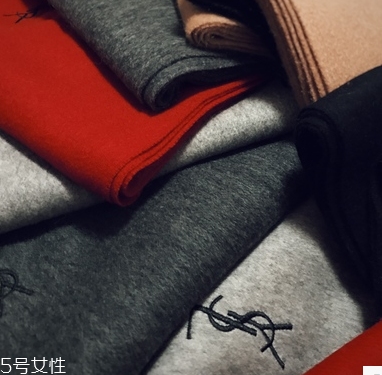 冬天圍巾什么顏色好看？為你推薦經(jīng)典款圍巾