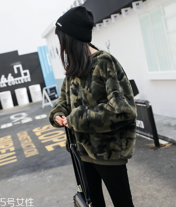 冬天衛(wèi)衣怎么穿更時髦？小心機教你把衛(wèi)衣穿出時尚感