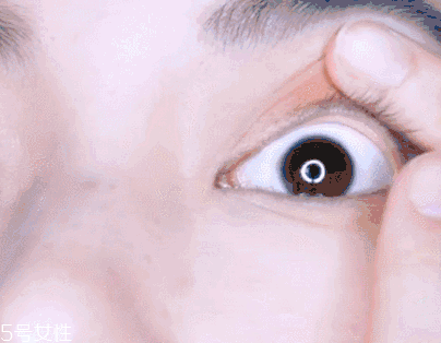 眼影需要卸妝嗎？閃亮海灘眼妝教程