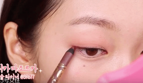 眼影需要卸妝嗎？閃亮海灘眼妝教程