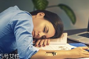 熬夜長膘什么原因？疲勞使人食欲大開