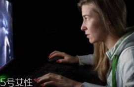 熬夜長膘什么原因？疲勞使人食欲大開