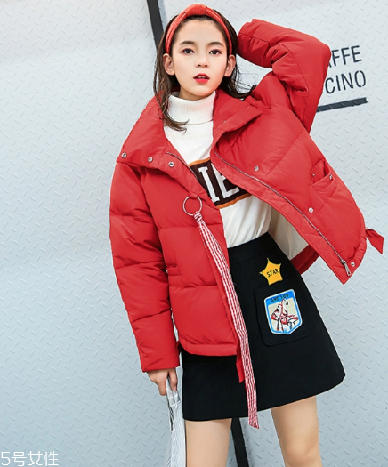 紅色羽絨服搭配什么顏色毛衣？色彩搭配不止黑白灰