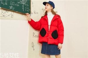 紅色羽絨服搭配什么顏色毛衣？色彩搭配不止黑白灰