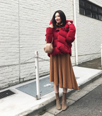 紅色羽絨服搭配什么顏色毛衣？色彩搭配不止黑白灰
